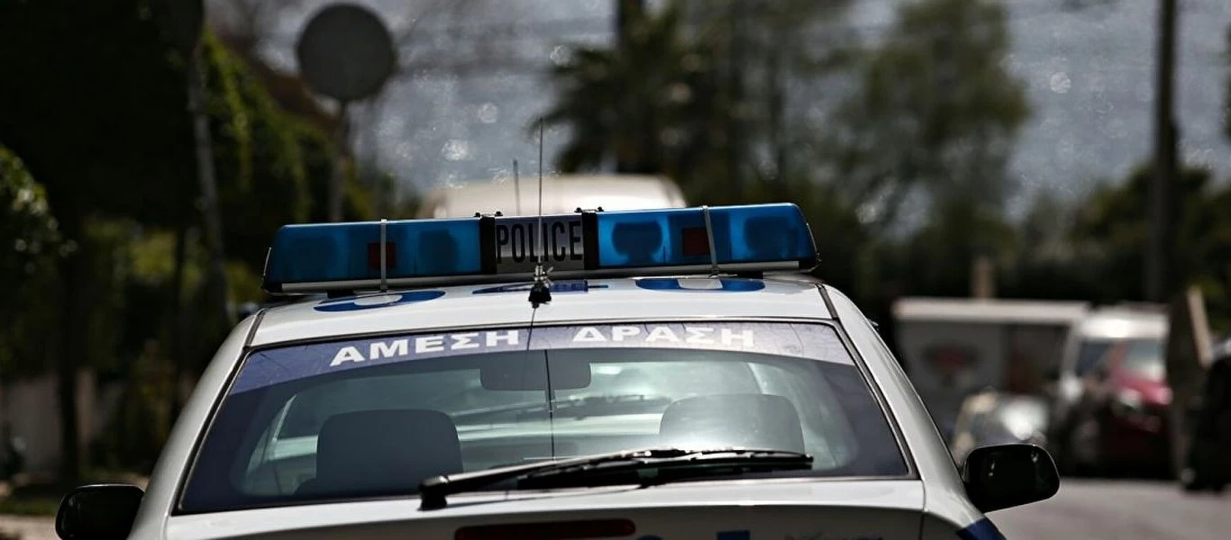 Αυτοκίνητο έπεσε στο λιμάνι του Πειραιά - Στην περιοχή επιχειρούν βατραχάνθρωποι